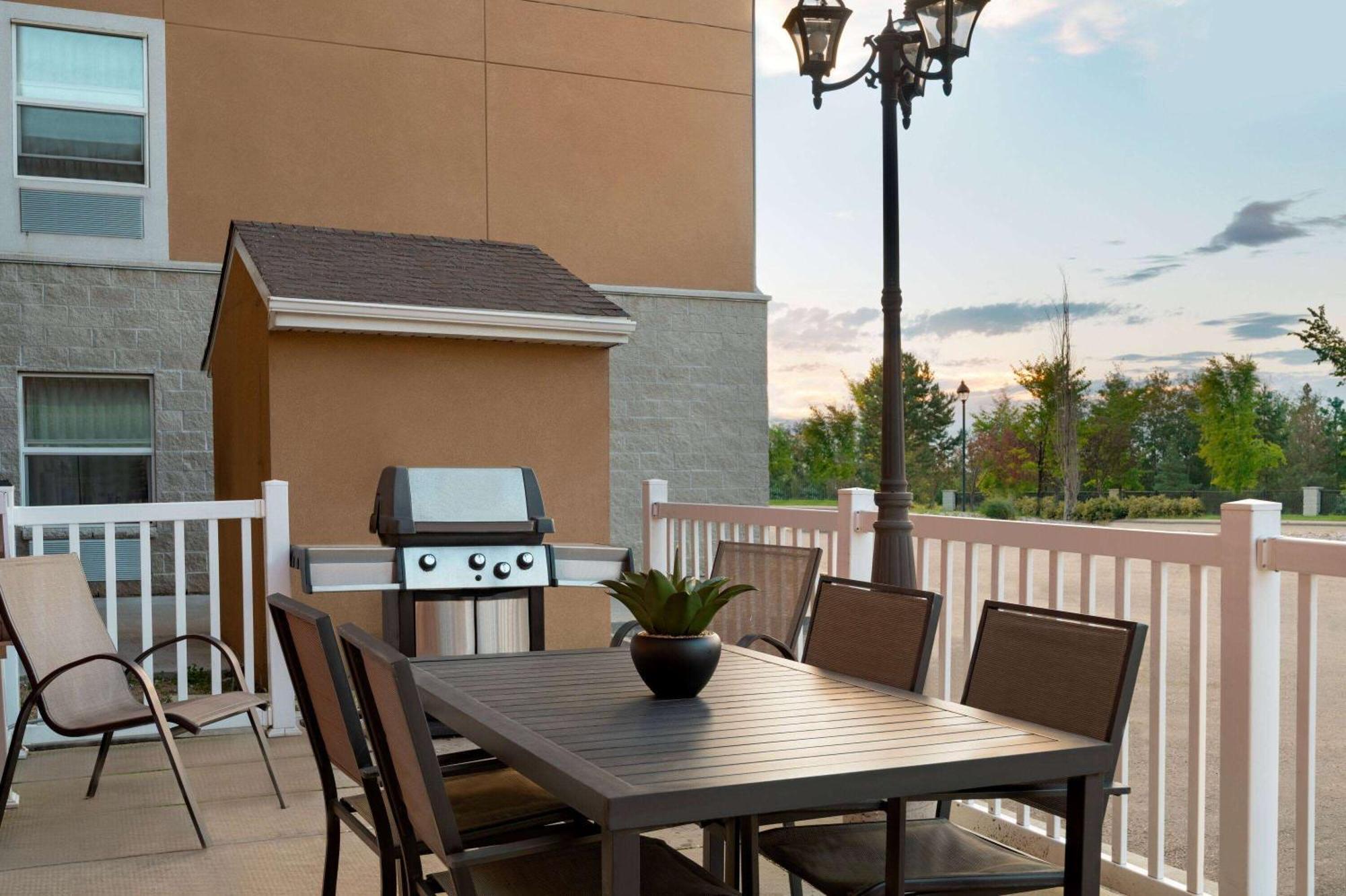 Days Inn & Suites By Wyndham Sherwood Park Edmonton Exteriör bild